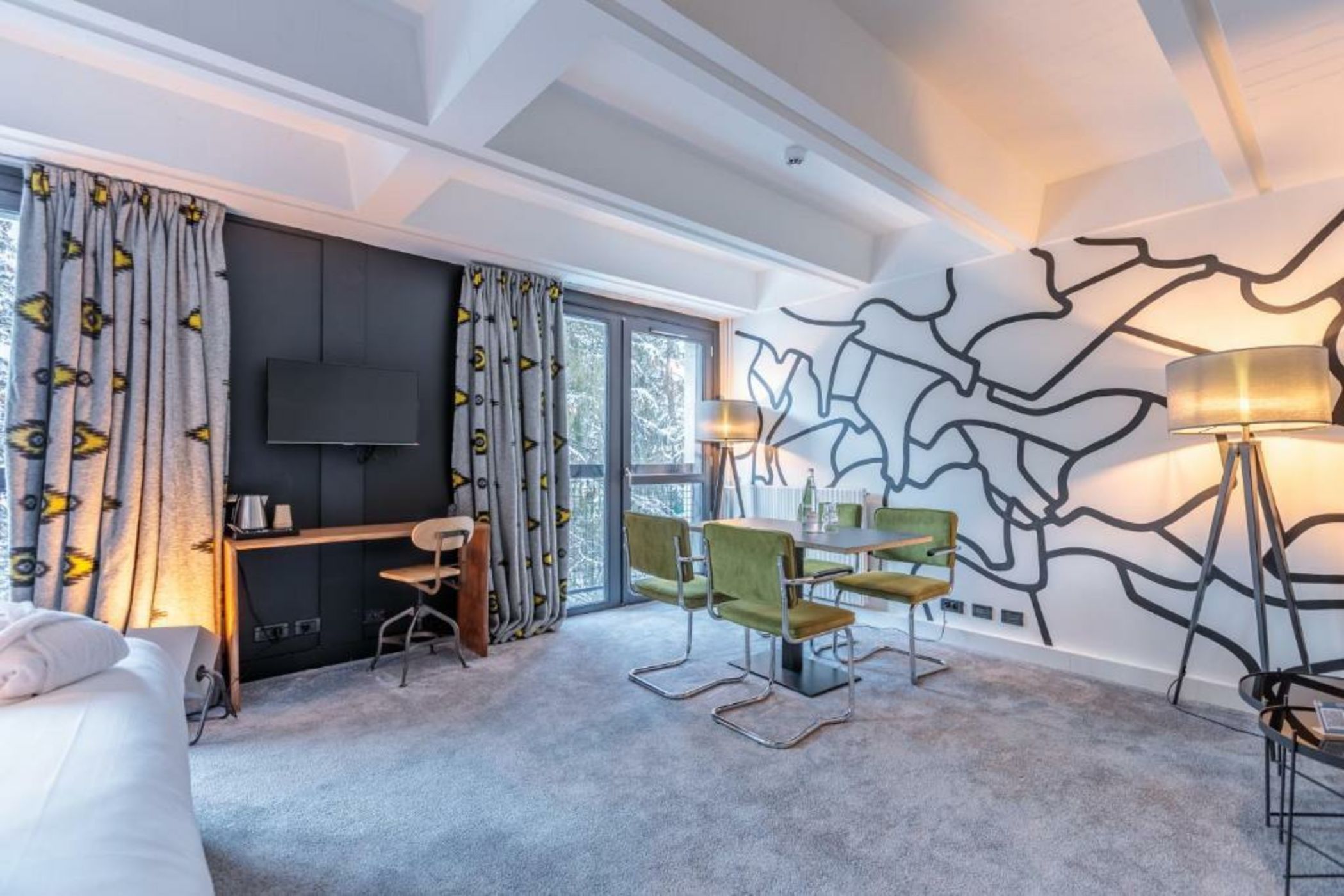 Totem, Friendly Hotel