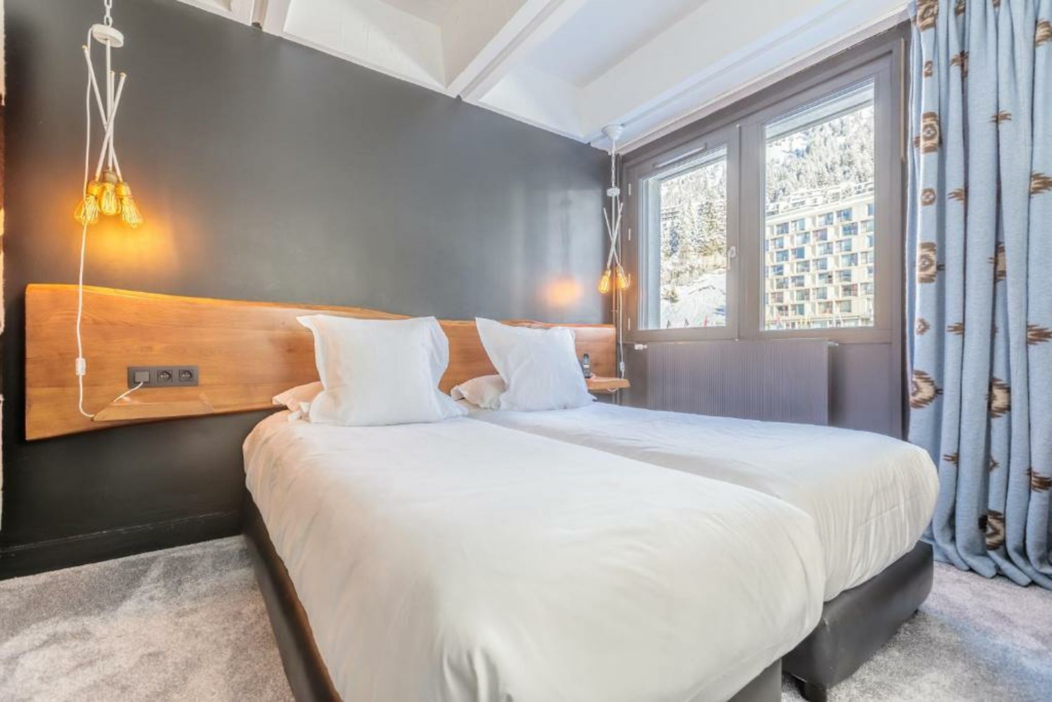 Totem, Friendly Hotel