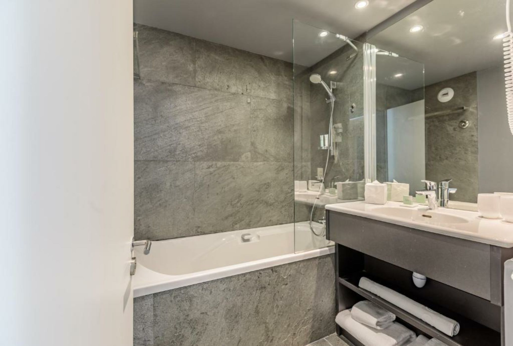 Totem, Friendly Hotel