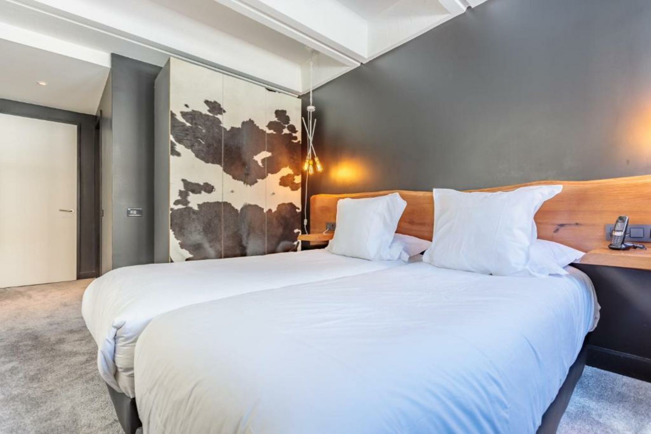 Totem, Friendly Hotel