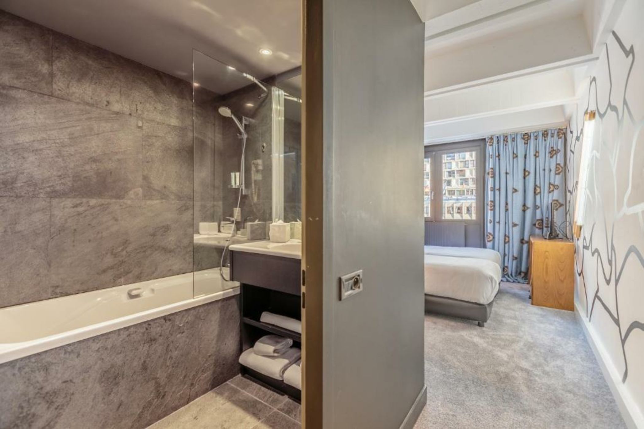 Totem, Friendly Hotel