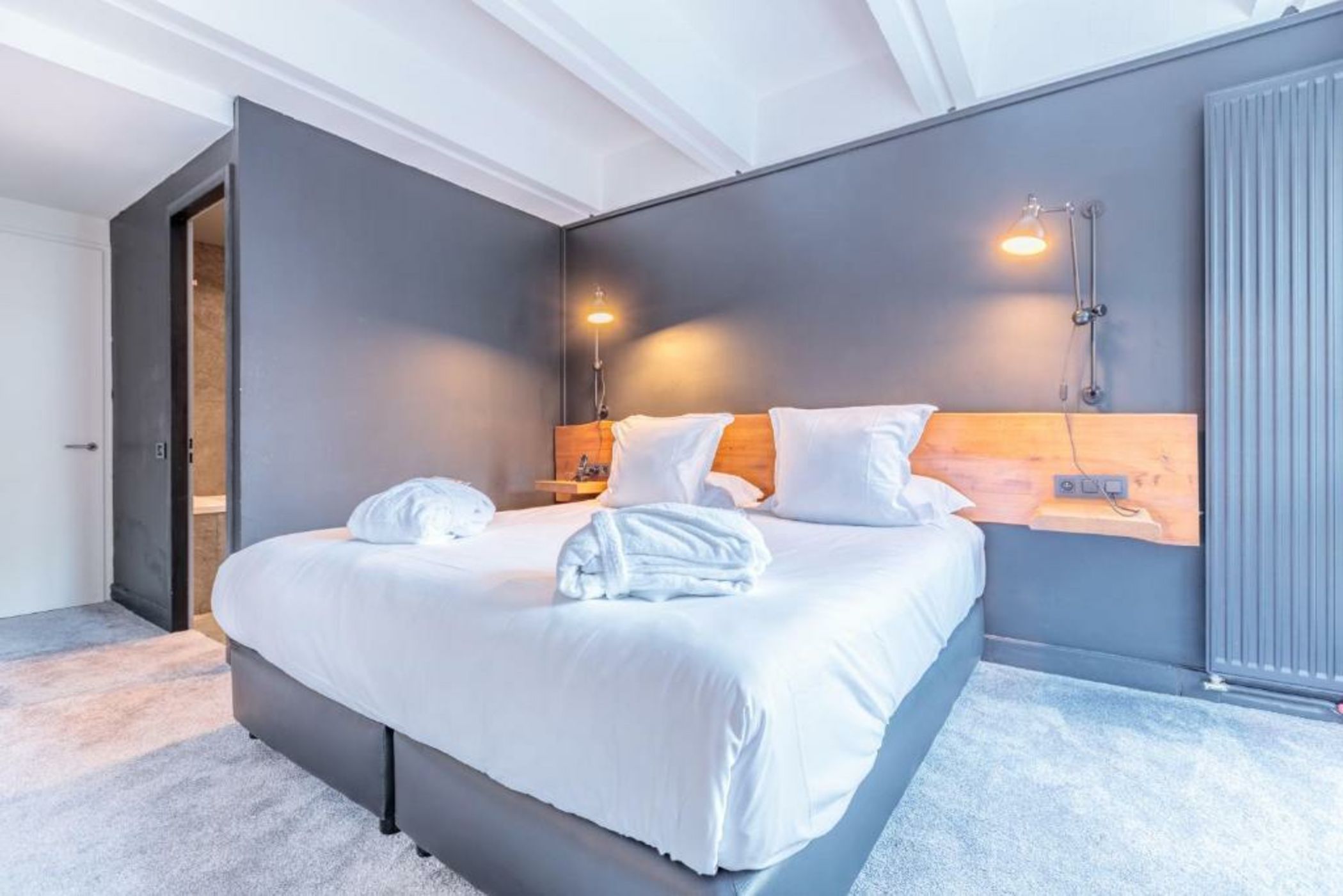 Totem, Friendly Hotel