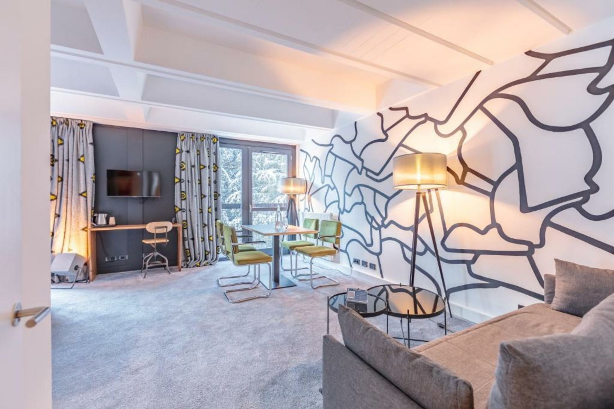 Totem, Friendly Hotel