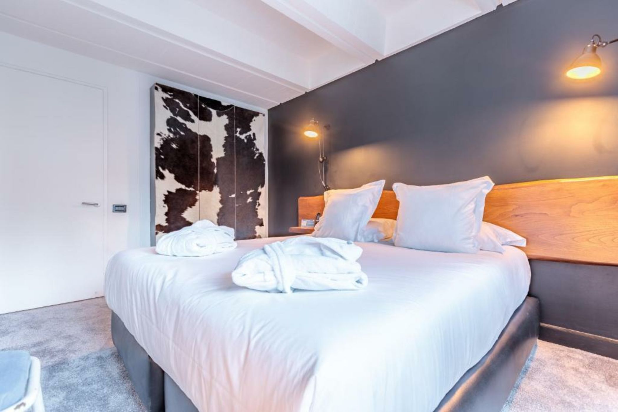 Totem, Friendly Hotel