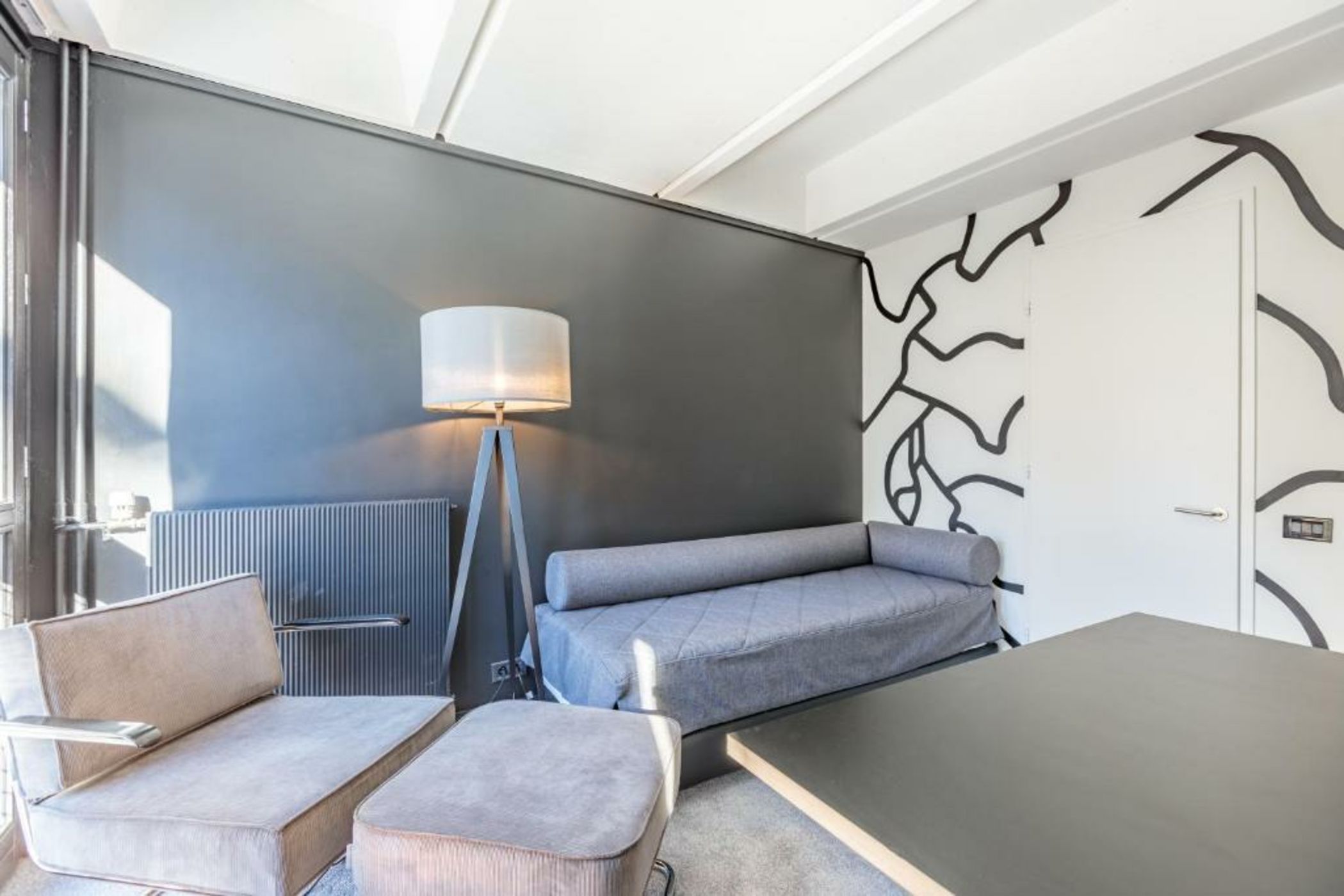 Totem, Friendly Hotel