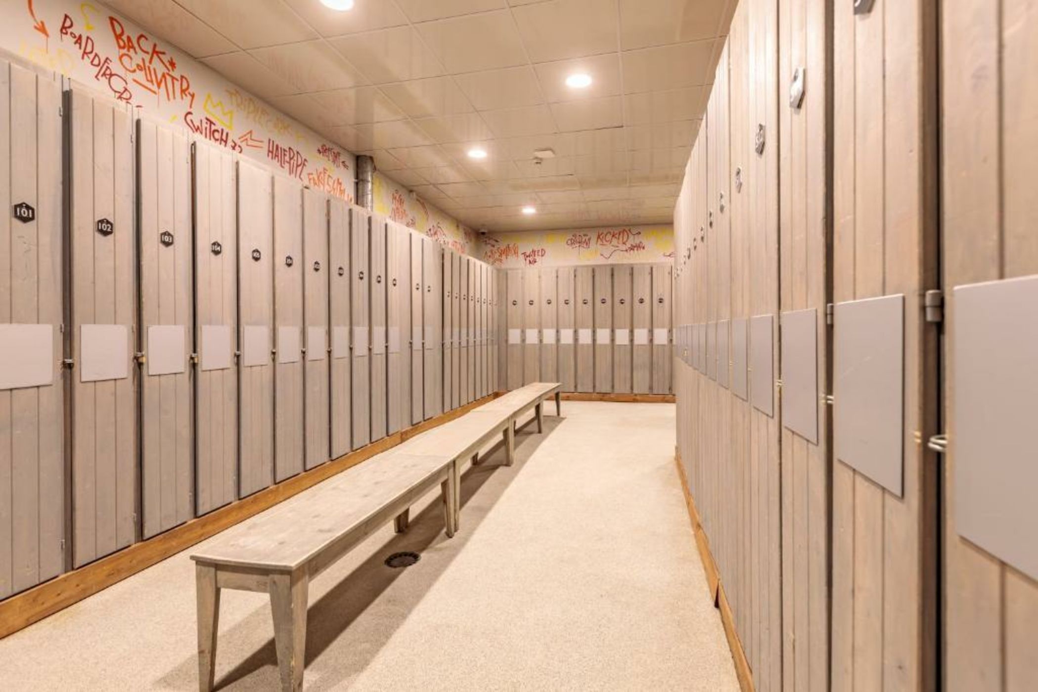 Totem, Friendly Hotel