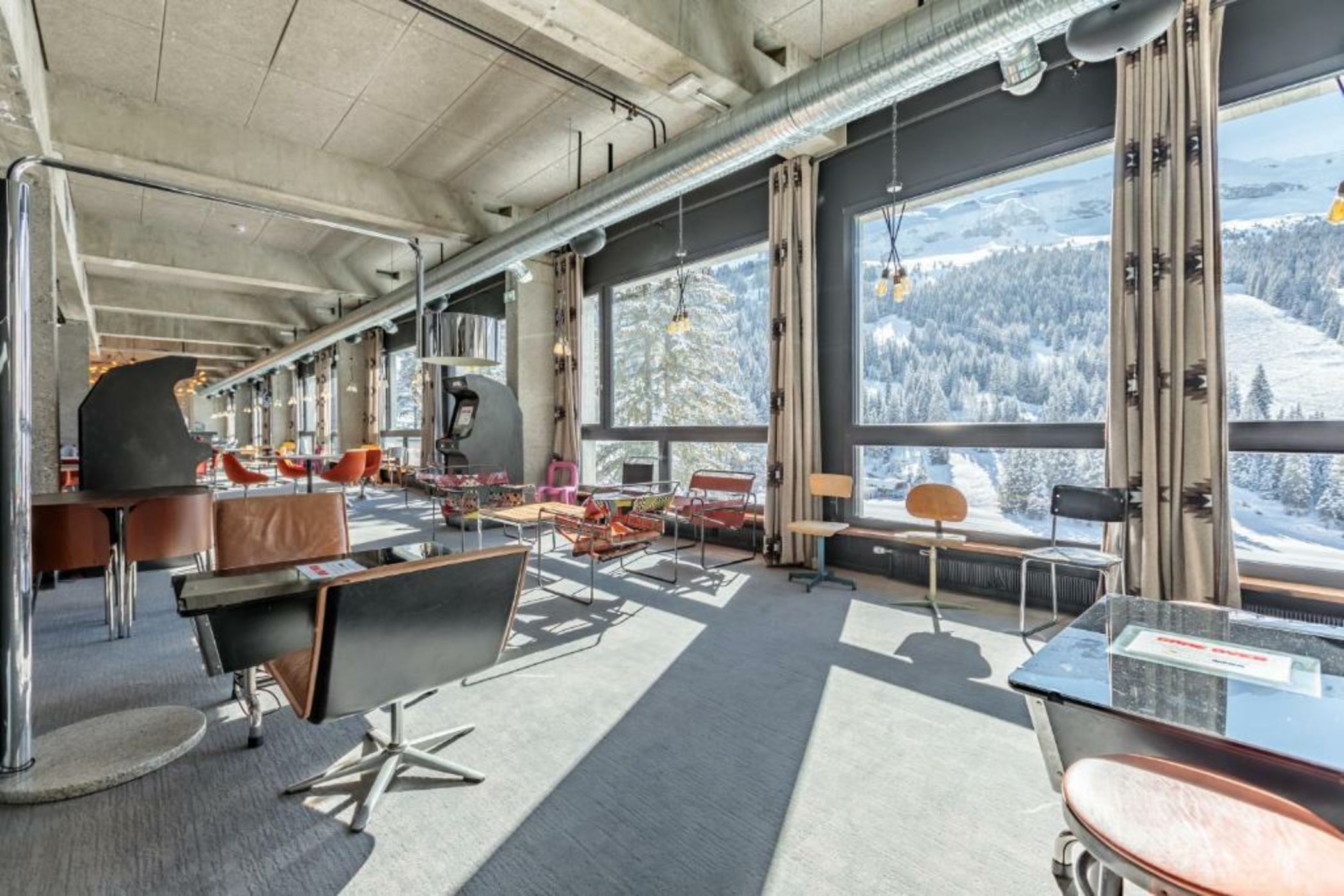 Totem, Friendly Hotel