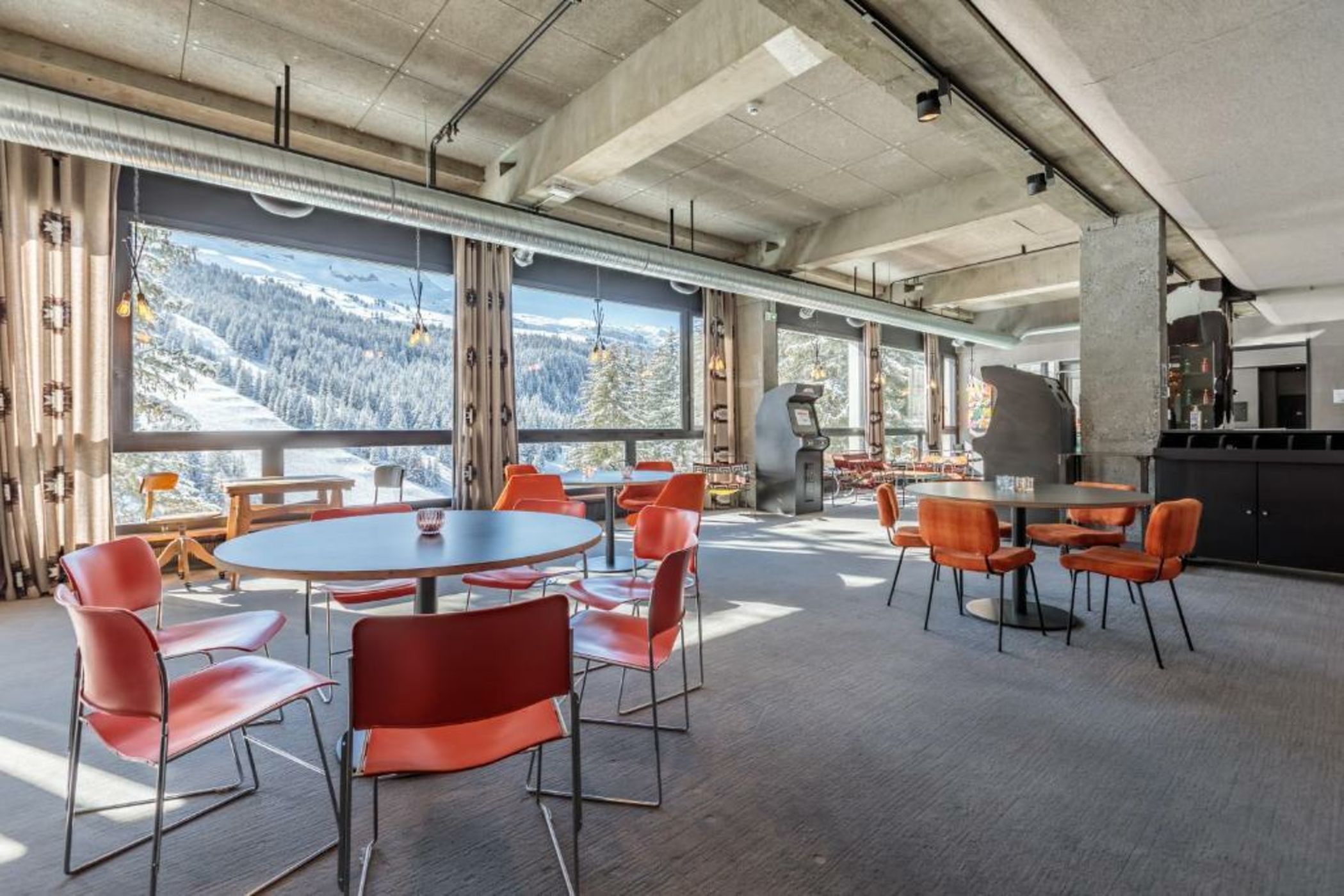 Totem, Friendly Hotel