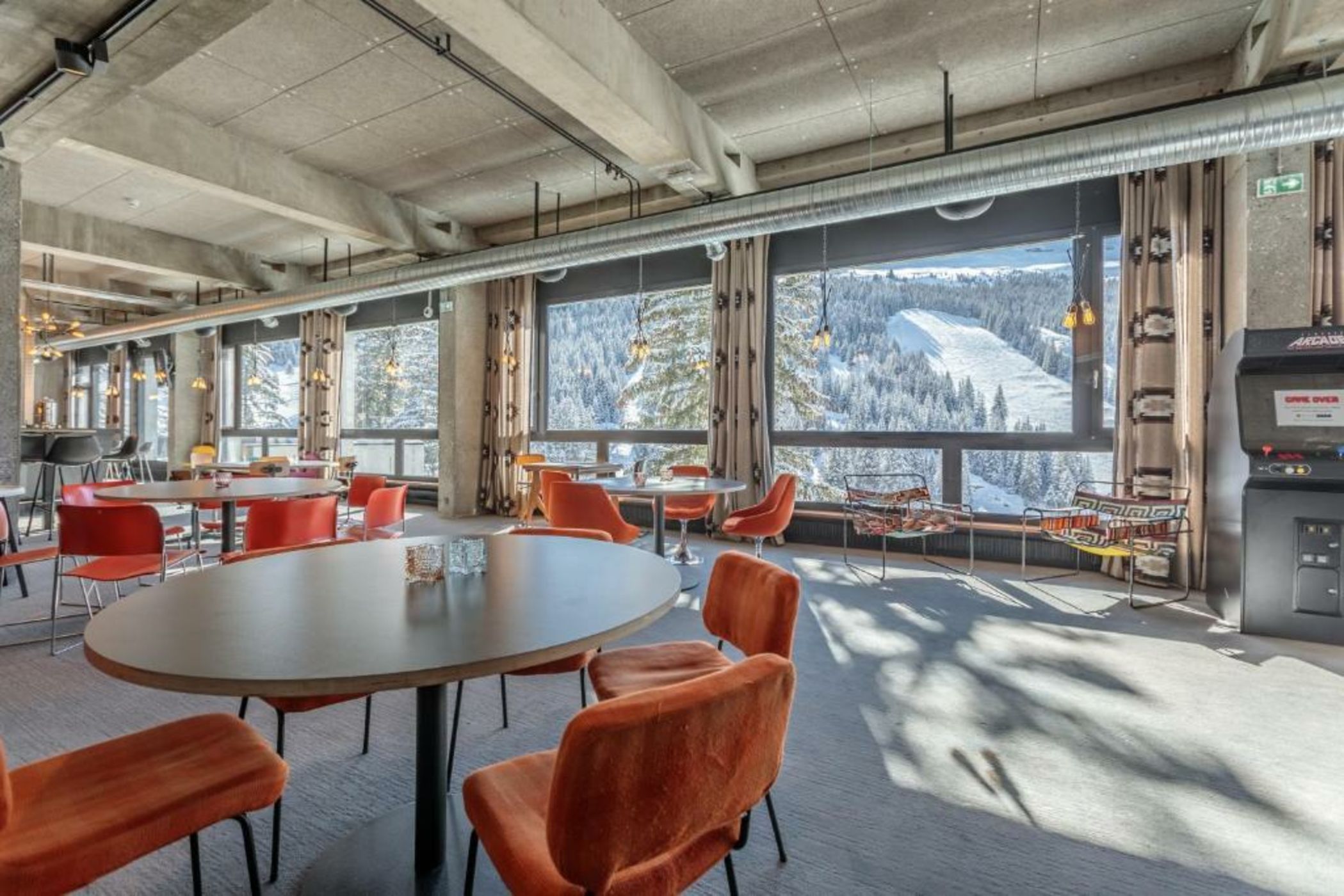 Totem, Friendly Hotel