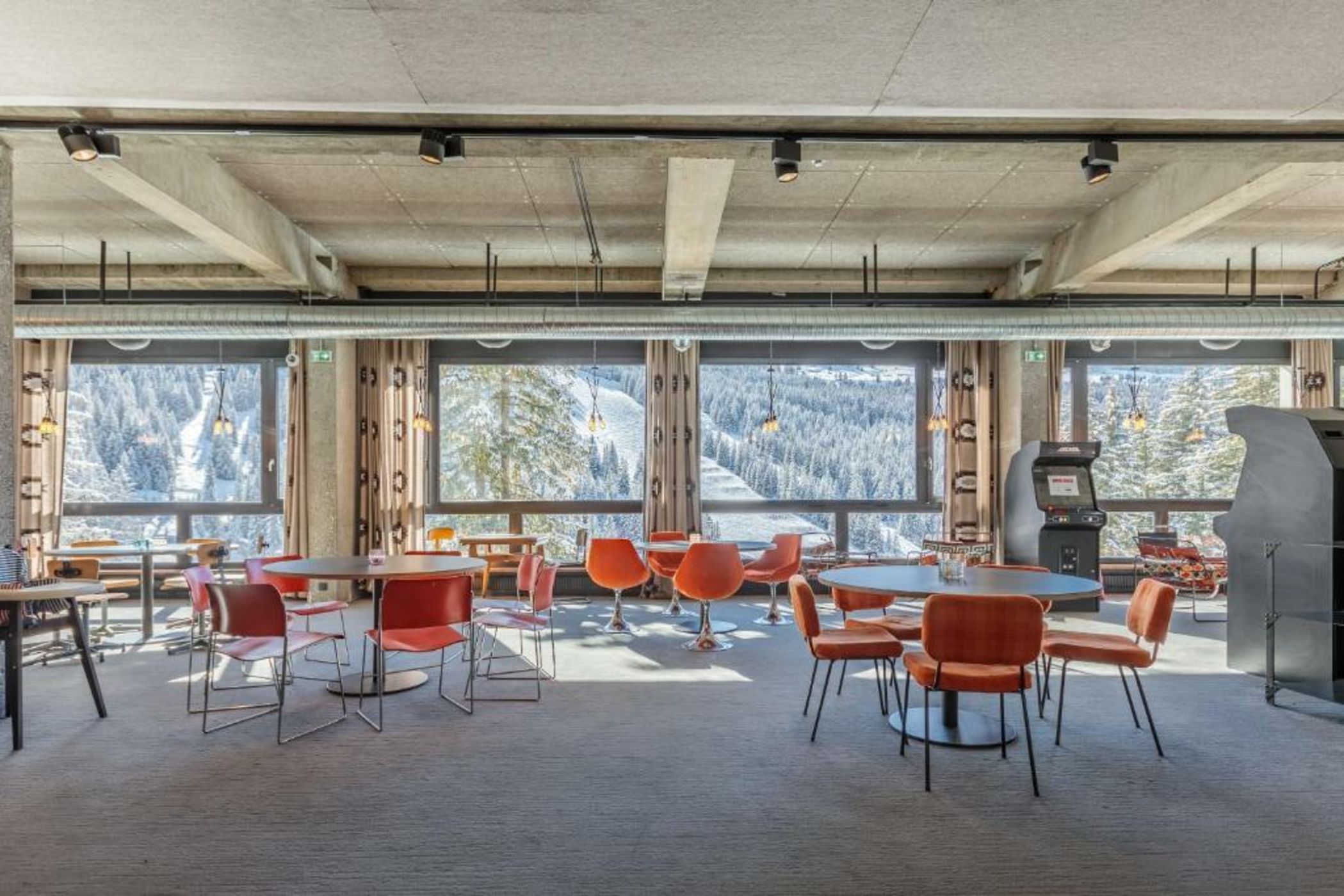 Totem, Friendly Hotel