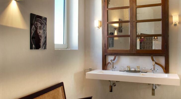 Hotel V...
