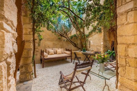 V... Boutique Hotel