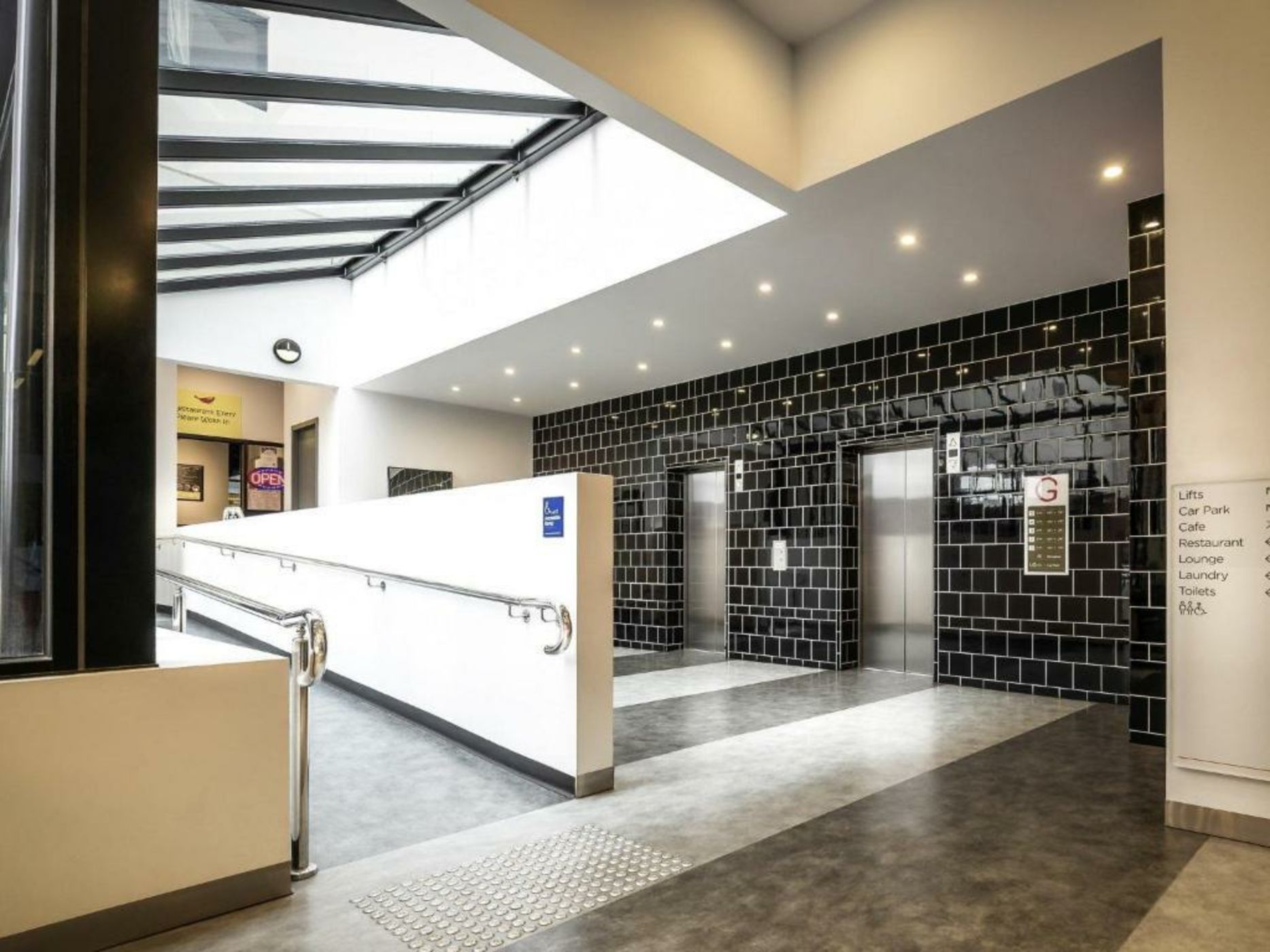 Essence Hotel Carlton