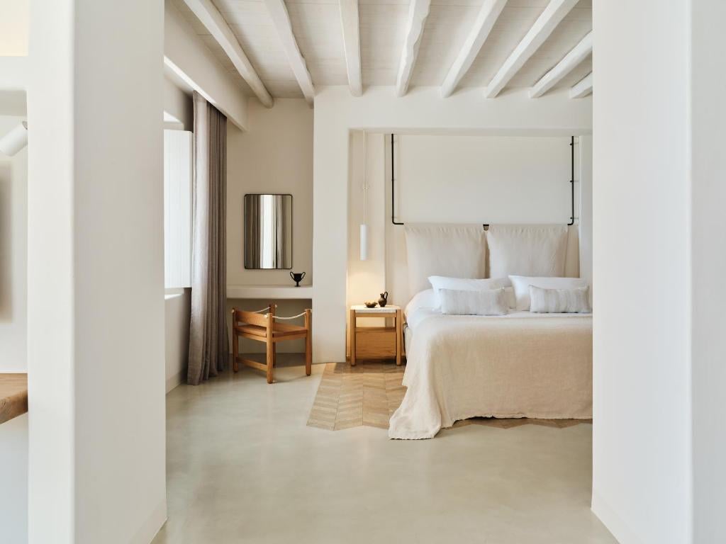 Elevating the guest experience: the must-have decorative elements in high-end hotel rooms